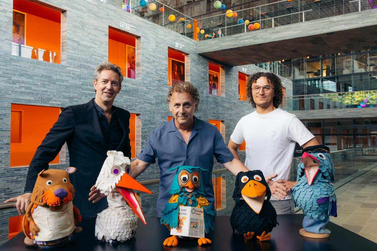 Robin de Levita en het team met de originele poppen bij Beeld & Geluid